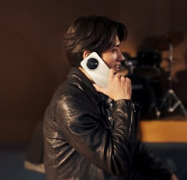 A young woman is making a call on the HUAWEI nova 15 Max, showing its continuous call time lasts up to 48 hours