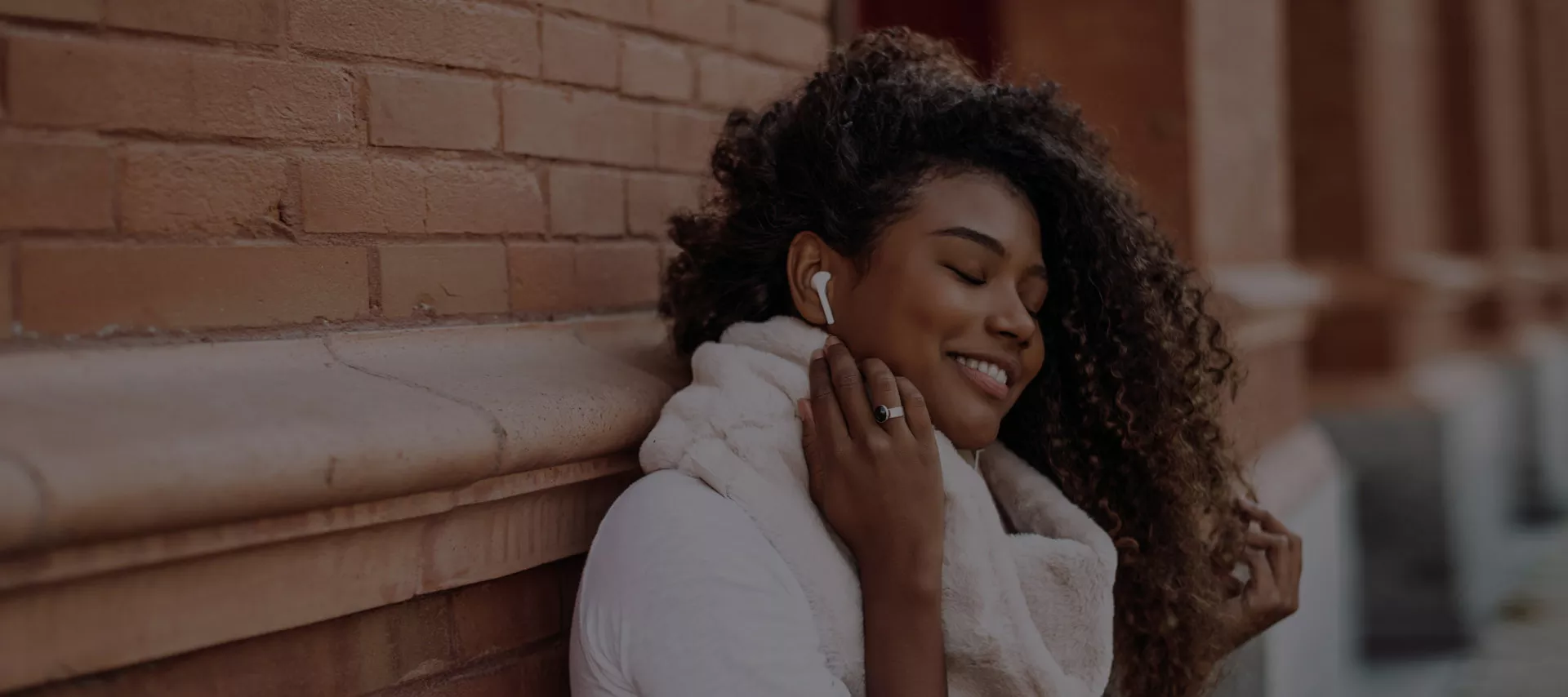 Blackview_AirBuds_6_Wireless_Earbuds_in_White_Sold_by_Technomobi_use