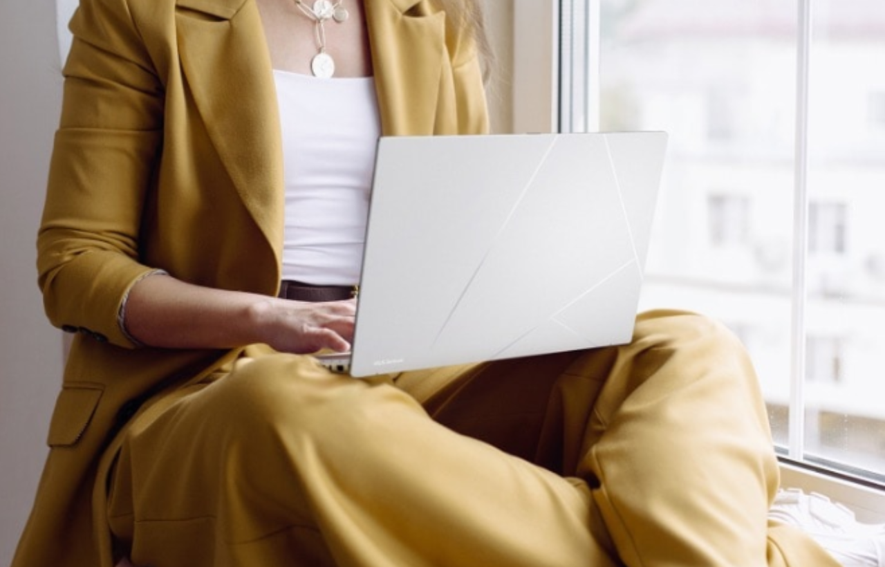 Asus_Zenbook_14_OLED_UX3405CA_14-inch_3K_Laptop_-_Intel_Core_Ultra_9_285H_1TB_SSD_32GB_RAM_1_