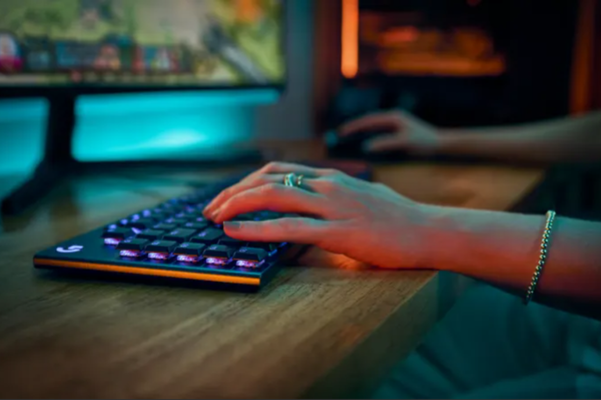 Logitech_G915_X_Low-Profile_Wired_Gaming_Keyboard_1_